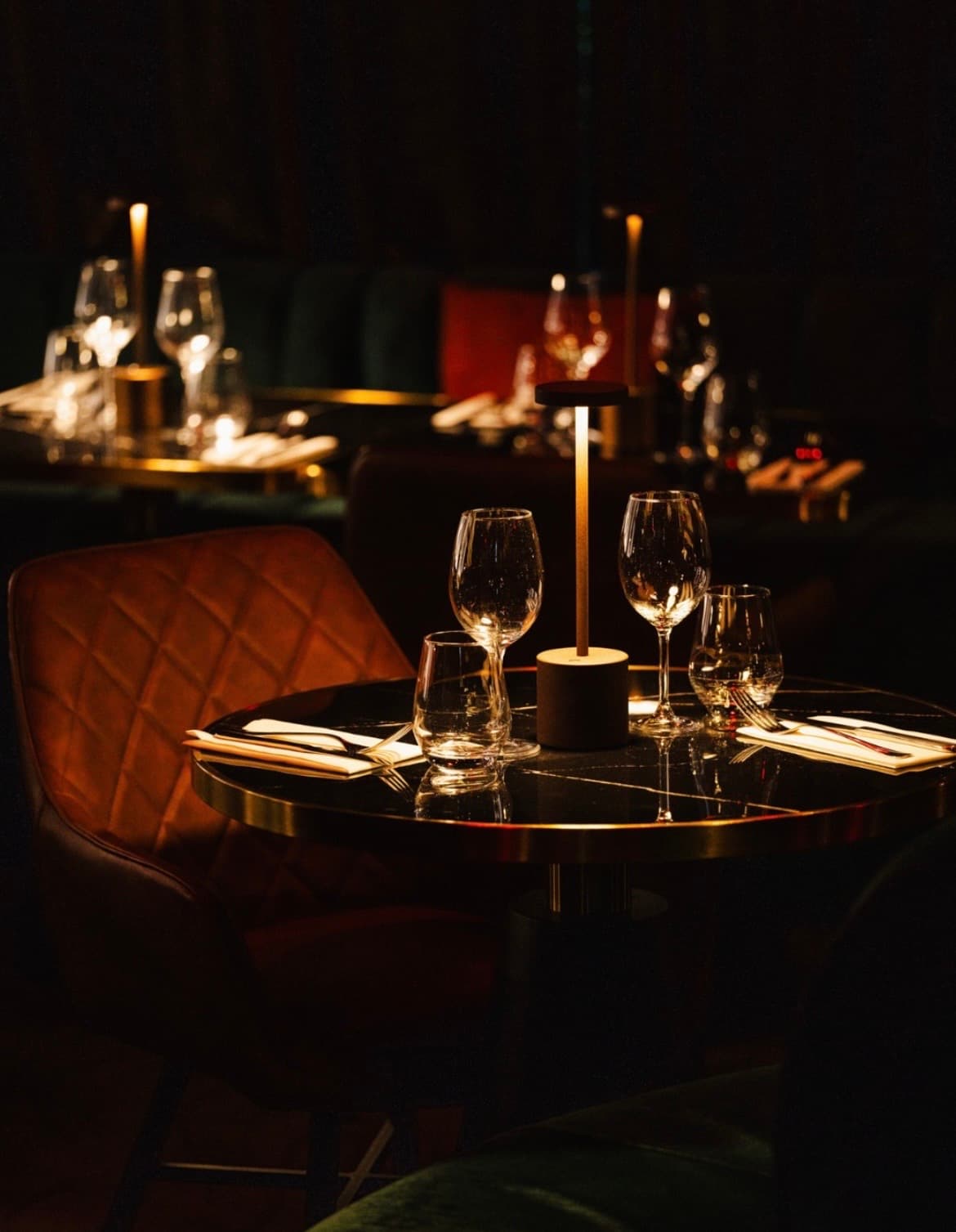 Table dressée dans le restaurant Saint-Cyr